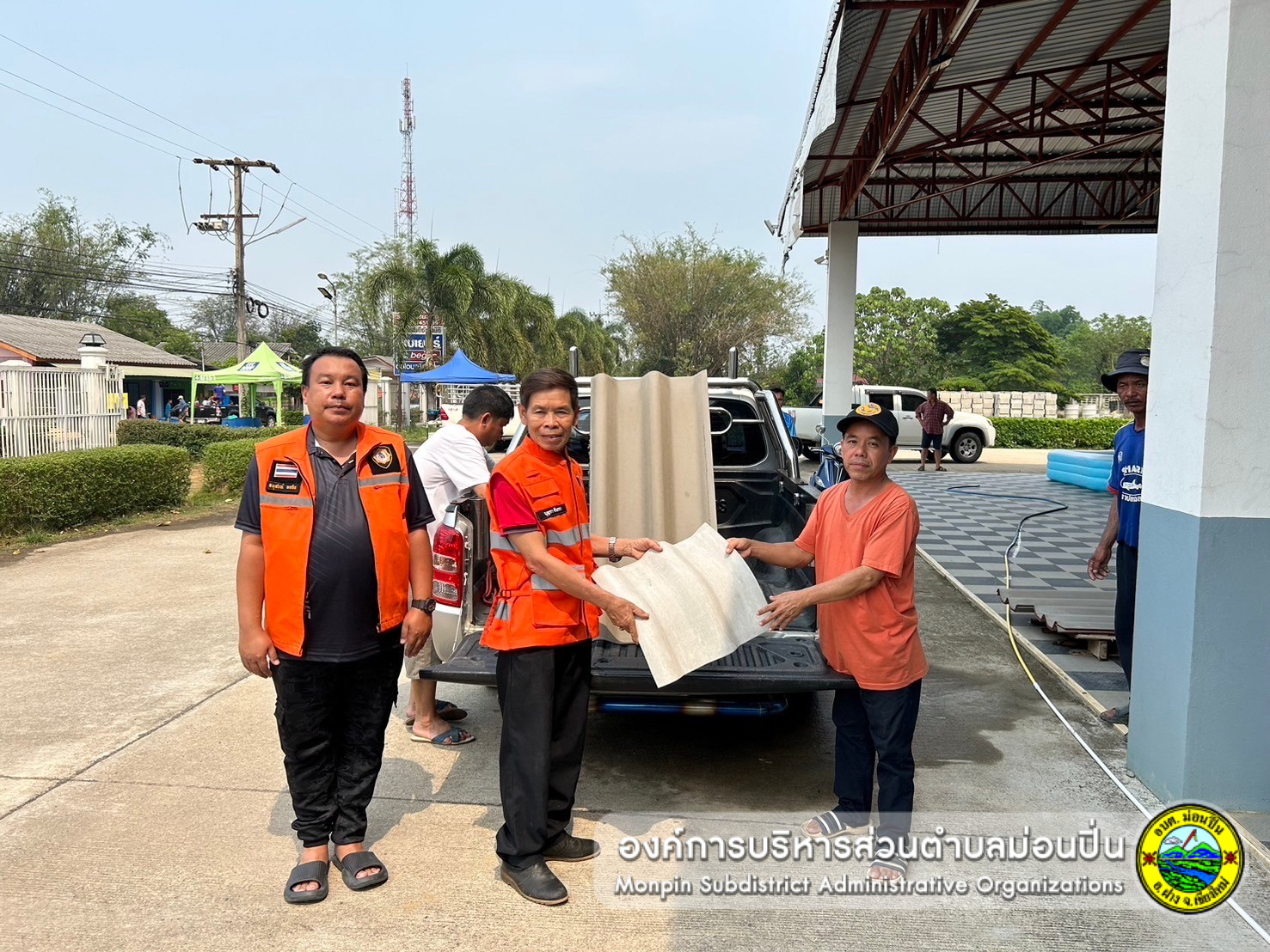 ส่งมอบกระเบื้องหลังคา ให้แก่ประชาชนที่บ้านเรือนได้รับความเสียหายจากเหตุวาตภัย